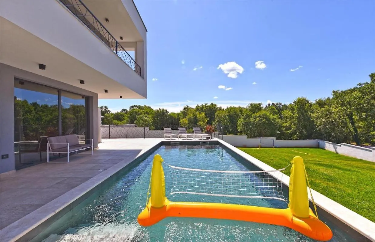 Spacious Villa With Pool And Garden In Stokovci Croatia