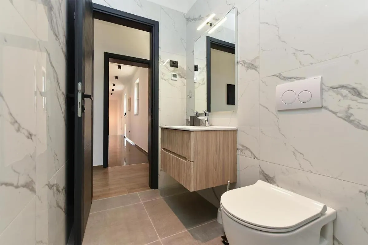 Spacious Villa With Pool And Garden In Stokovci 0*,
