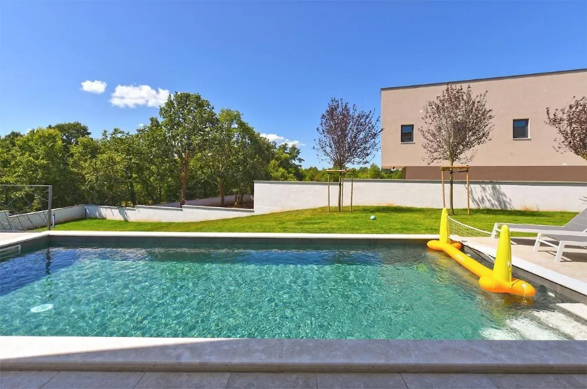 Spacious Villa With Pool And Garden In Stokovci 0*,