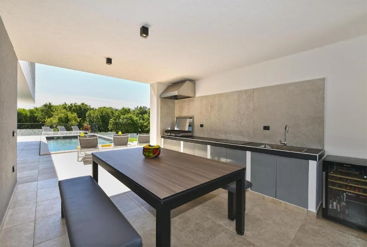 Spacious Villa With Pool And Garden In Stokovci