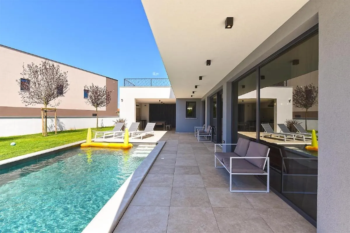 Spacious Villa With Pool And Garden In Stokovci Croatia