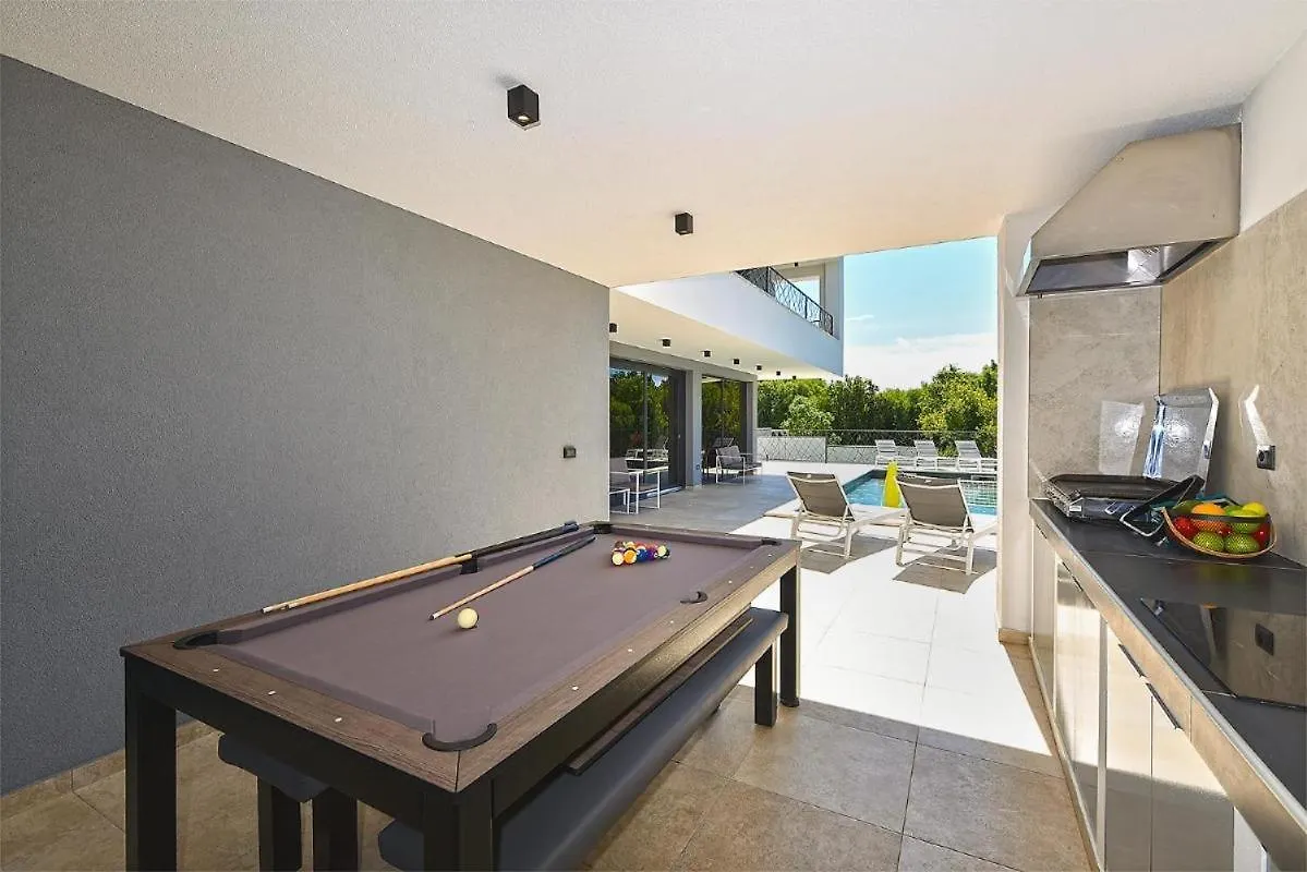 Spacious Villa With Pool And Garden In Stokovci