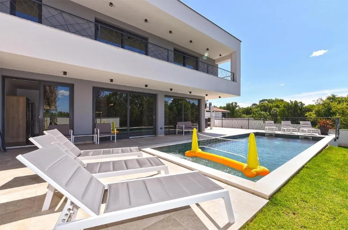 Spacious Villa With Pool And Garden In Stokovci Croatia