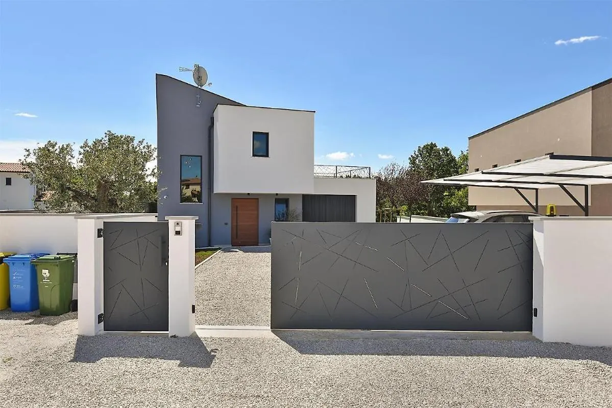 Spacious Villa With Pool And Garden In Stokovci 0*,