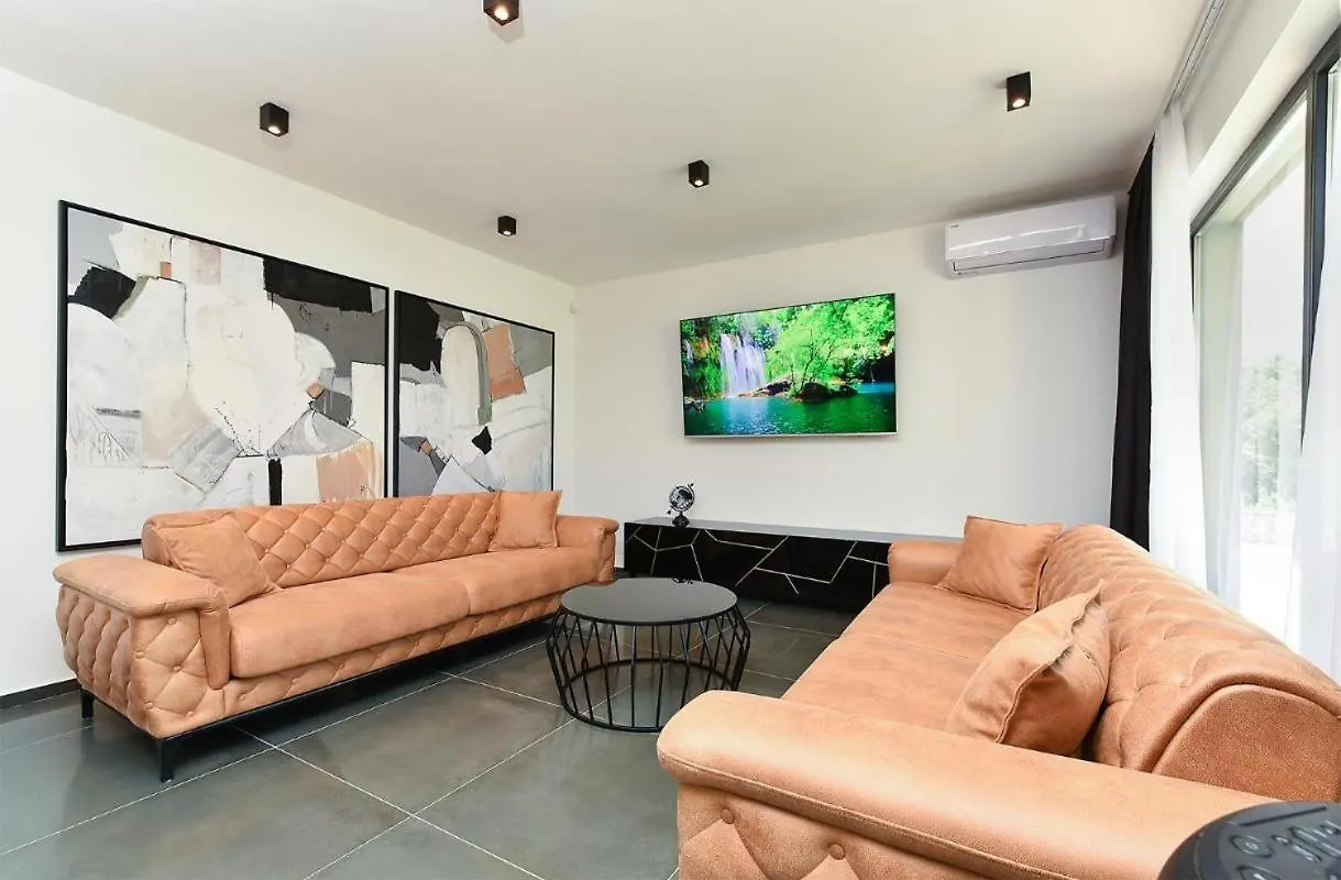 Spacious Villa With Pool And Garden In Stokovci