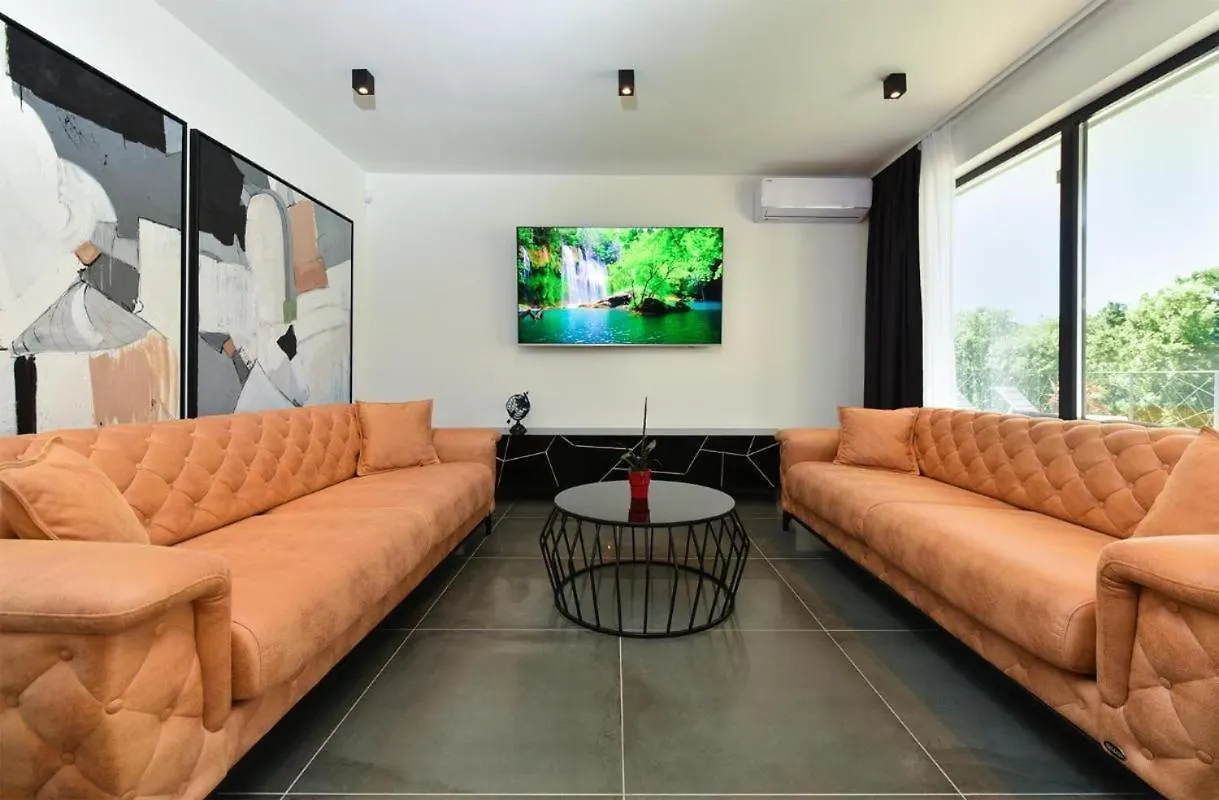 Spacious Villa With Pool And Garden In Stokovci